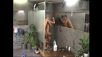 Xxx cu o tanara face sex cu partenerul cand fac dus