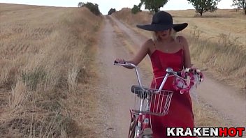 Merge atata drum cu bicicleta pentru o partida de xxx