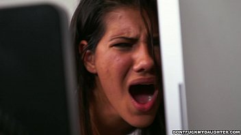 Prima zi a ei de lucru face sex si cu seful ei