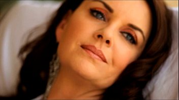 Milfa bruneta fututa agresiv de un adolescent