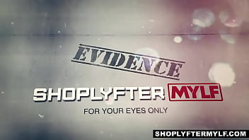 Ea isi tine pizda sub colantii mulati iar apoi face sex brutal