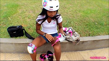 Cand se da cu rolele cade cu gura direct in pula unui politist