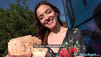 Pentru cateva sute de euro bruneta se pune capra