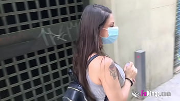 Traseista care face sex cu masca pe gura