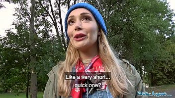 Fututa si filmata cu blonda trasa in padure