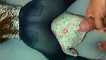 Cur frumoasa de femeie somnoroasa umplut de sloboz dupa laba rapida