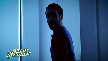 Doamna matura angajeaza un tanar sa o ajute cu curatenia si il fute porno cu sclavi