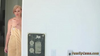 Blonda ce isi ia penisul in pizdulice pe la spate in baie