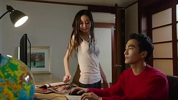 Doi elevi din japonia fac xxx o ora in magazin pintre rafturi