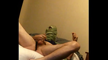 Romanul se masturbeaza la webcam in timp ce ii miroase chiloti vecinei