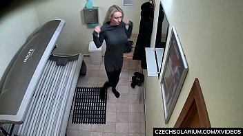 Blonda milf filmat? cu camera ascunsa la solar