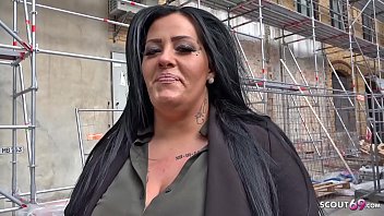 Are degeaba pula mare ca intra toata in ea de nu se mai vede nimic cand o fute