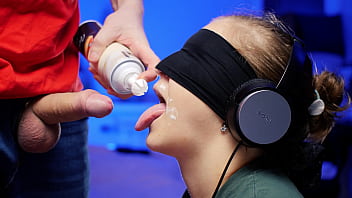 Da cu frisca pe pula si o pune pe prietena lui sa o suga in timp ce este legata la ochi