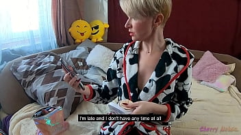 Fata aceasta mica este tunsa scurt si face sex foarte tare cu un barbat cu pula mare