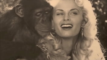 Filmulet porno cu femei frumoase care sunt futute foarte mult de animale