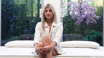 Pornista aceasta asteapta cu sufletul la gura sa faca xxx cu acest barbat frumos