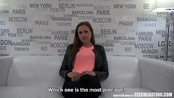 Ea este cea mai adorabila mama care face sex in draci cu fisu